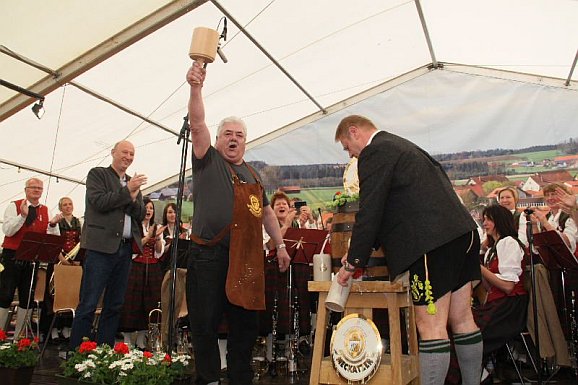 Hubert Butscher einer der Gründerväter des Frühlingsfestes freut sich über den gelungenen Bieranstich